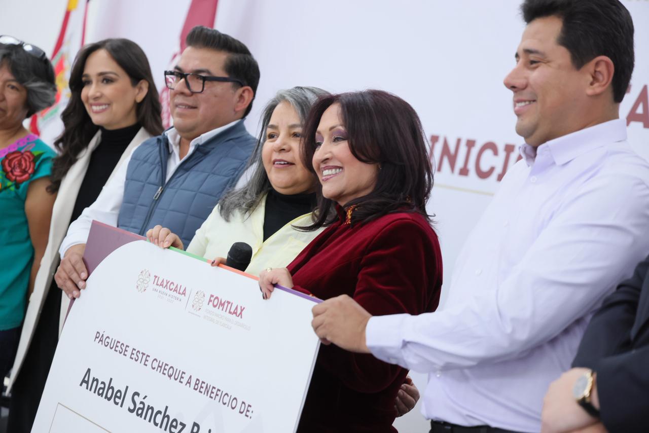 Entrega gobernadora 65 créditos del Fomtlax; generan bienestar para 200 familias